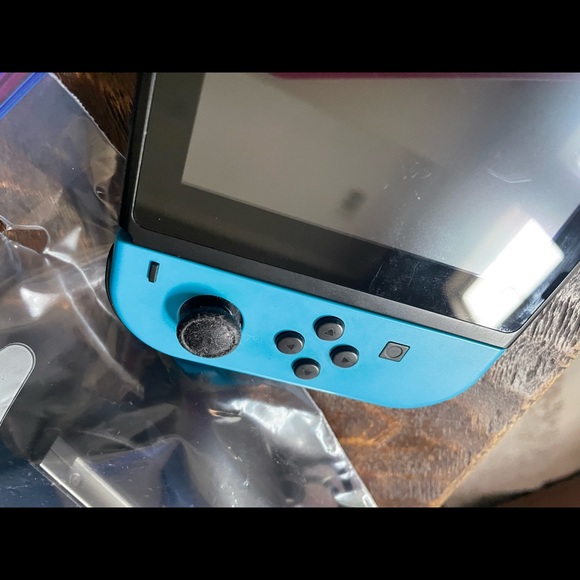 Nintendo - Switch 32GB Console - Neon Red/Neon Blue Joy-Con - Picture 7 of 10